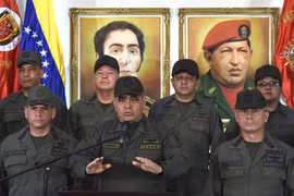 Bộ trưởng Quốc phòng Venezuela Vladimir Padrino (giữa) phát biểu tại trụ sở Bộ Quốc phòng ở Caracas ngày 19/2/2019. (Ảnh: AFP/TTXVN)