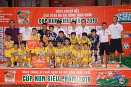Đội Sông Lam Nghệ An giành cúp vô địch giải đấu. (Ảnh: Tuấn Anh/TTXVN)