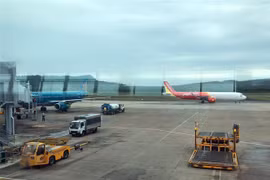  Hàng loạt chuyến bay của Vietjet và Vietnam Airlines tại sân bay Phú Quốc (Kiên Giang) phải hoãn và hủy chuyến do thời tiết xấu. (Ảnh: Huy Hùng/TTXVN)
