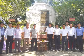 Đoàn công tác của TTXVN và lãnh đạo Tỉnh ủy Quảng Nam chụp ảnh tại Bia tưởng niệm các Liệt sỹ Thông tấn xã Giải Phóng. (Ảnh: Xuân Triệu/TTXVN)