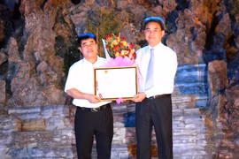 Đại diện Cục Sở hữu trí tuệ trao quyết định Công nhận chỉ dẫn địa lý 'Hà Giang' đối với sản phẩm thịt bò. (Ảnh: Minh Tâm/Vietnam+)