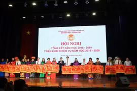 Ông Nguyễn Đức Chung, Ủy viên Trung ương Đảng, Chủ tịch UBND thành phố Hà Nội, Phó Bí thư Thành ủy Hà Nội trao Cờ thi đua của UBND thành phố Hà Nội cho các đơn vị xuất sắc trong phong trào thi đua. (Ảnh: Thành Đạt/TTXVN)