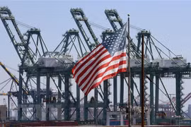 Vận chuyển hàng hóa tại cảng Long Beach, ở Los Angeles, Mỹ. (Ảnh: AFP/TTXVN)