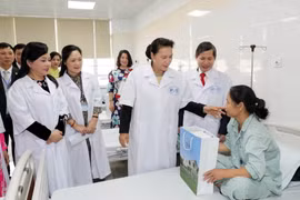 Chủ tịch Quốc hội Nguyễn Thị Kim Ngân tặng quà các bệnh nhân đang điều trị tại Bệnh viện Y học cổ truyền Trung ương. (Ảnh: Trọng Đức/TTXVN)