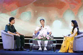 Thiếu tá Trần Văn Phương, Phó thuyền trưởng Tàu ngầm 184 Hải Phòng, Lữ đoàn 189, Quân chủng Hải quân giao lưu tại chương trình. (Ảnh: Văn Điệp/TTXVN)