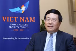Phó Thủ tướng, Bộ trưởng Bộ Ngoại giao Phạm Bình Minh trả lời phỏng vấn của phóng viên các cơ quan thông tấn, báo chí. (Ảnh: Lâm Khánh/TTXVN)