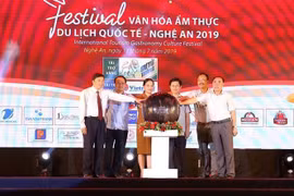 Các đại biểu ấn nút khai mạc Festival văn hóa ẩm thực du lịch quốc tế-Nghệ An 2019. (Ảnh: Bích Huệ/TTXVN)