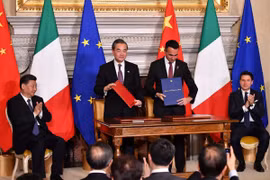 Lãnh đạo Trung Quốc và Italy chứng kiến lễ ký kết. (Nguồn: AFP)