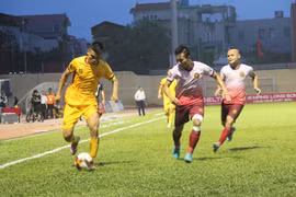 Một pha tranh chấp bóng của cầu thủ hai đội. (Ảnh: Duy Hưng/TTXVN)