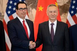 Phó Thủ tướng Trung Quốc Lưu Hạc (phải) và Bộ trưởng Tài chính Mỹ Steven Mnuchin (trái) trong cuộc gặp tại Bắc Kinh, Trung Quốc ngày 29/3/2019. (Ảnh: AFP/TTXVN)