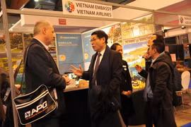 Đại sứ Việt Nam và khách quốc tế thăm các gian hàng Việt Nam tại Triển lãm du lịch Brussels. (Ảnh: Kim Chung/TTXVN)