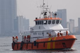 Tàu SAR 274 đưa nạn nhân bị nạn về bờ tại Đà Nẵng. (Ảnh: TTXVN)