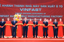 Thủ tướng Nguyễn Xuân Phúc và các đại biểu cắt băng khánh thành. (Ảnh: Thống Nhất/TTXVN)