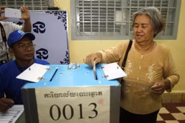 Cử tri bỏ phiếu tại điểm bầu cử ở Phnom Penh, Campuchia ngày 26/5/2019. (Ảnh: THX/TTXVN)