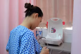 Sản phụ tình nguyện hiến sữa cho Ngân hàng sữa mẹ. (Ảnh: Đinh Hằng/TTXVN)