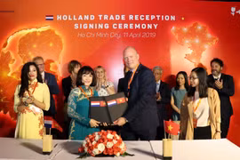 Bà Cora Van Nieuwenhuizen, Bộ trưởng Bộ Cơ sở hạ tầng và Quản lý nước Hà Lan chứng kiến lễ ký thỏa thuận hợp tác giữa các đối tác Việt Nam và Hà Lan. (Ảnh: Xuân Khu/TTXVN)
