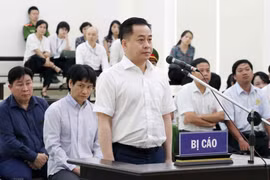 Bị cáo Phan Văn Anh Vũ khai báo trước tòa. (Ảnh: Văn Điệp/TTXVN)