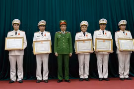 Thượng tướng Lê Quý Vương, Ủy viên Trung ương Đảng, Thứ trưởng Bộ Công an trao tặng Huân chương Chiến công hạng Nhì các cá nhân có thành tích xuất sắc. (Ảnh: Doãn Tấn/TTXVN)
