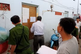 Cơ quan chức năng khám nghiệm hiện trường, điều tra nguyên nhân vụ việc. (Ảnh: Công Mạo/TTXVN)