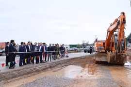 Thủ tướng Phạm Minh Chính kiểm tra dự án trọng điểm của tỉnh Hải Dương. (Ảnh: Dương Giang/TTXVN)