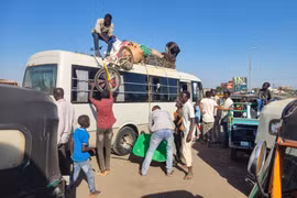 Người dân rời bỏ nhà cửa do xung đột tại Wad Madani, Sudan, ngày 17/12/2023. (Ảnh: AFP/TTXVN)