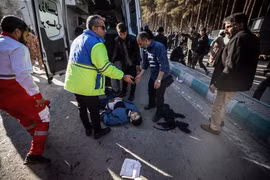 Hiện trường vụ nổ gần nghĩa trang ở thành phố Kerman, Iran, ngày 3/1/2024. (Ảnh: AFP/TTXVN)