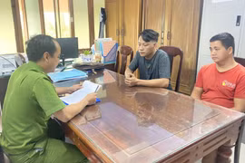 Công an tỉnh Phú Yên làm việc với tài xế xe tải (trái) và phụ xe. (Ảnh: Tường Quân/TTXVN)