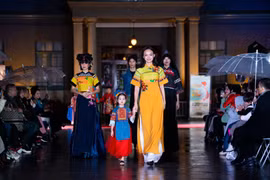 Trình diễn các mẫu áo dài tại Tuần lễ thời trang áo dài ở Fukuoka. (Ảnh: Phạm Tuân-Xuân Giao/Vietnam+)