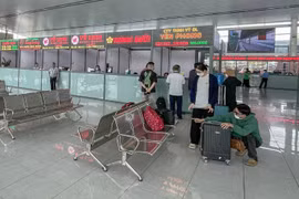 Hành khách mua vé đi tuyến Cần Thơ - TPHCM tại quầy vé của Công ty TNHH Vận tải Du lịch Yên Phong trưa 18/1/2024 (Đây là quầy vé của nhà xe Thành Bưởi trước khi dừng hoạt động). (Ảnh: Thanh Liêm/TTXVN)
