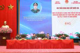 Đại tướng Lương Cường và Chủ tịch Hội đồng Lý luận Trung ương Nguyễn Xuân Thắng cùng các đại biểu chủ trì hội thảo. (Ảnh: Trọng Đức/TTXVN)