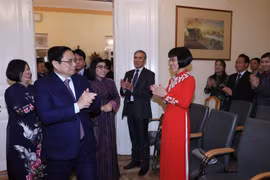 Thủ tướng Phạm Minh Chính và Phu nhân với cán bộ, nhân viên Đại sứ quán và đại diện cộng đồng người Việt Nam tại Hungary. (Ảnh: Dương Giang/TTXVN)