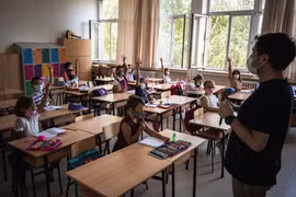 Giáo viên và học sinh đeo khẩu trang phòng lây nhiễm COVID-19 tại một trường học ở Belgrade, Serbia. (Ảnh: AFP/TTXVN)