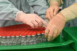 Nhân viên kiểm tra vaccine phòng COVID-19 tại Anagni,đông nam thủ đô Rome, Italy, ngày 11/9/2020. (Ảnh: AFP/TTXVN)