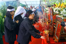 Thân nhân các liệt sỹ đau xót tiễn đưa các anh về với đất mẹ. (Ảnh: Tá Chuyên/TTXVN)