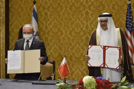 Ngoại trưởng Bahrain Abdullatif bin Rashid Al-Zayani (phải) và Trưởng phái đoàn Israel, Cố vấn an ninh quốc gia Meir Ben Shabbat tại lễ ký thỏa thuận hợp tác giữa Bahrain và Israel ở Manama, Bahrain, ngày 18/10/2020. (Ảnh: AFP/ TTXVN)
