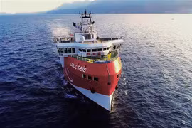 Tàu khảo sát Oruc Reis của Thổ Nhĩ Kỳ di chuyển ngoài khơi phía Tây tỉnh Antalya trên Địa Trung Hải ngày 12/8/2020. (Ảnh: AFP/TTXVN)