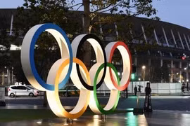 Vòng tròn Olympic được trưng bày tại sân vận động Quốc gia Tokyo, Nhật Bản. (Ảnh: Kyodo/TTXVN)