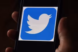 Biểu tượng Twitter trên một màn hình điện thoại ở Arlington, bang Virginia, Mỹ. (Ảnh: AFP/TTXVN)