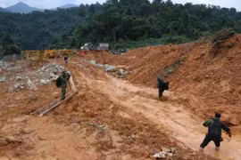 Lực lượng Quân khu 4 nỗ lực tìm kiếm các công nhân mất tích tại Rào Trăng 3. (Ảnh: Đỗ Trưởng/TTXVN)