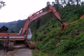 Các phương tiện di chuyển vào khu vực sạt lở Trà Leng. (Ảnh: Trần Lê Lâm/TTXVN)