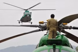 Một binh sỹ Lào theo dõi máy bay Mi-17 hạ cánh. (Nguồn: AFP)