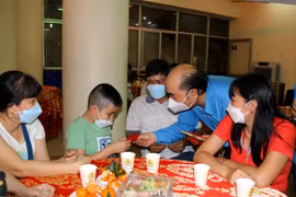 Thăm hỏi, động viên và lì xì Tết cho công nhân lao động tại chương trình Tết Sum vầy. (Ảnh: Thanh Vũ - TTXVN) 