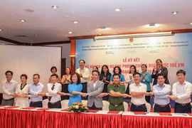10 bộ ngành, cơ quan cùng ký kết kế hoạch liên ngành phòng chống đuối nước trẻ em giai đoạn 2022-2030. (Ảnh: PV/Vietnam+)