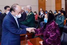 Chủ tịch nước Nguyễn Xuân Phúc thăm, tặng quà và chúc Tết các gia đình người có công, nạn nhân chất độc da cam, hộ nghèo, công nhân lao động nhân dịp Tết Nguyên đán Nhâm Dần 2022. (Ảnh: Thông Nhất/ TTXVN)
