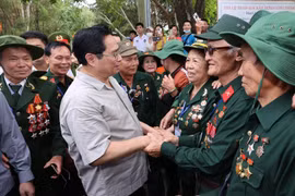 Thủ tướng Phạm Minh Chính gặp gỡ, thăm hỏi các cựu thanh niên xung phong tại Ngã ba Đồng Lộc. (Ảnh minh họa: Dương Giang/TTXVN)