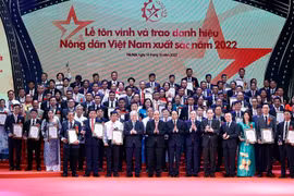 Trao danh hiệu 100 tấm gương “Nông dân Việt Nam xuất sắc” năm 2022. (Ảnh: Thống Nhất/TTXVN)