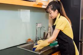 Ngày nay phụ nữ làm công việc giúp việc gia đình chủ yếu là người di cư trong nước và quốc tế. (Ảnh minh họa: VNN)