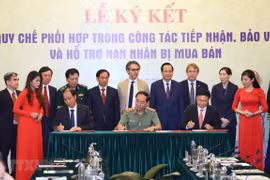 Lễ ký kết quy chế phối hợp trong công tác tiếp nhận, bảo vệ và hỗ trợ nạn nhân bị mua bán. (Ảnh: Hoàng Hiếu/TTXVN)