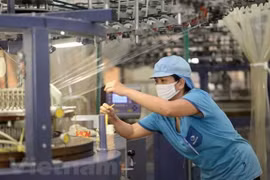 Những doanh nghiệp dệt may cải thiện kỹ năng cho lao động nữ đều ghi nhận năng suất lao động tăng lên. (Ảnh: PV/Vietnam+)