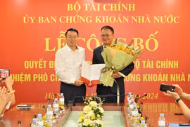Thứ trưởng Bộ Tài chính Nguyễn Đức Chi trao Quyết định bổ nhiệm ông Bùi Hoàng Hải giữ chức vụ Phó Chủ tịch Ủy ban Chứng khoán Nhà nước. (Ảnh: TT&QHCC)